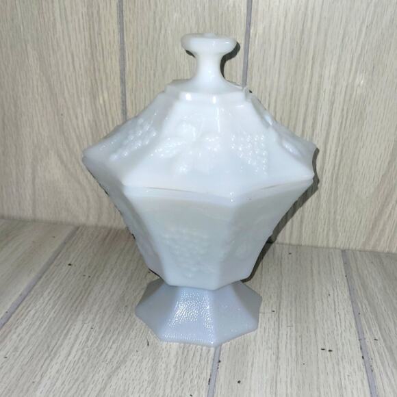 Vtg 40s White Milk Glass Footed Candy Dish W/Lid Grape Desighn Cottagecore - Picture 1 of 7